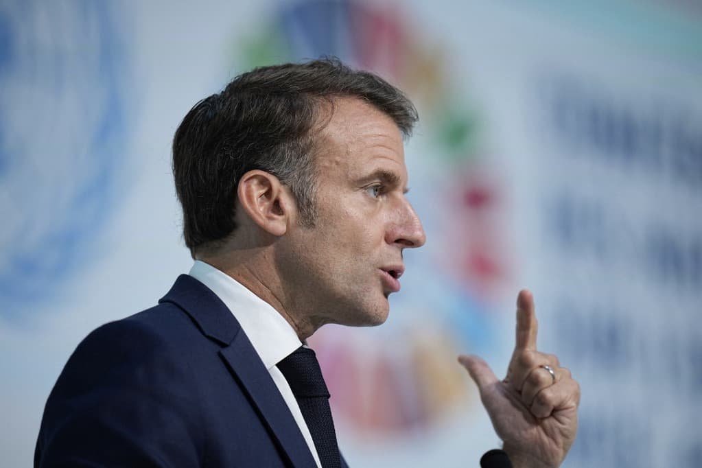 Macron körül újra szorul a hurok: Jön az újabb politikai rulett?