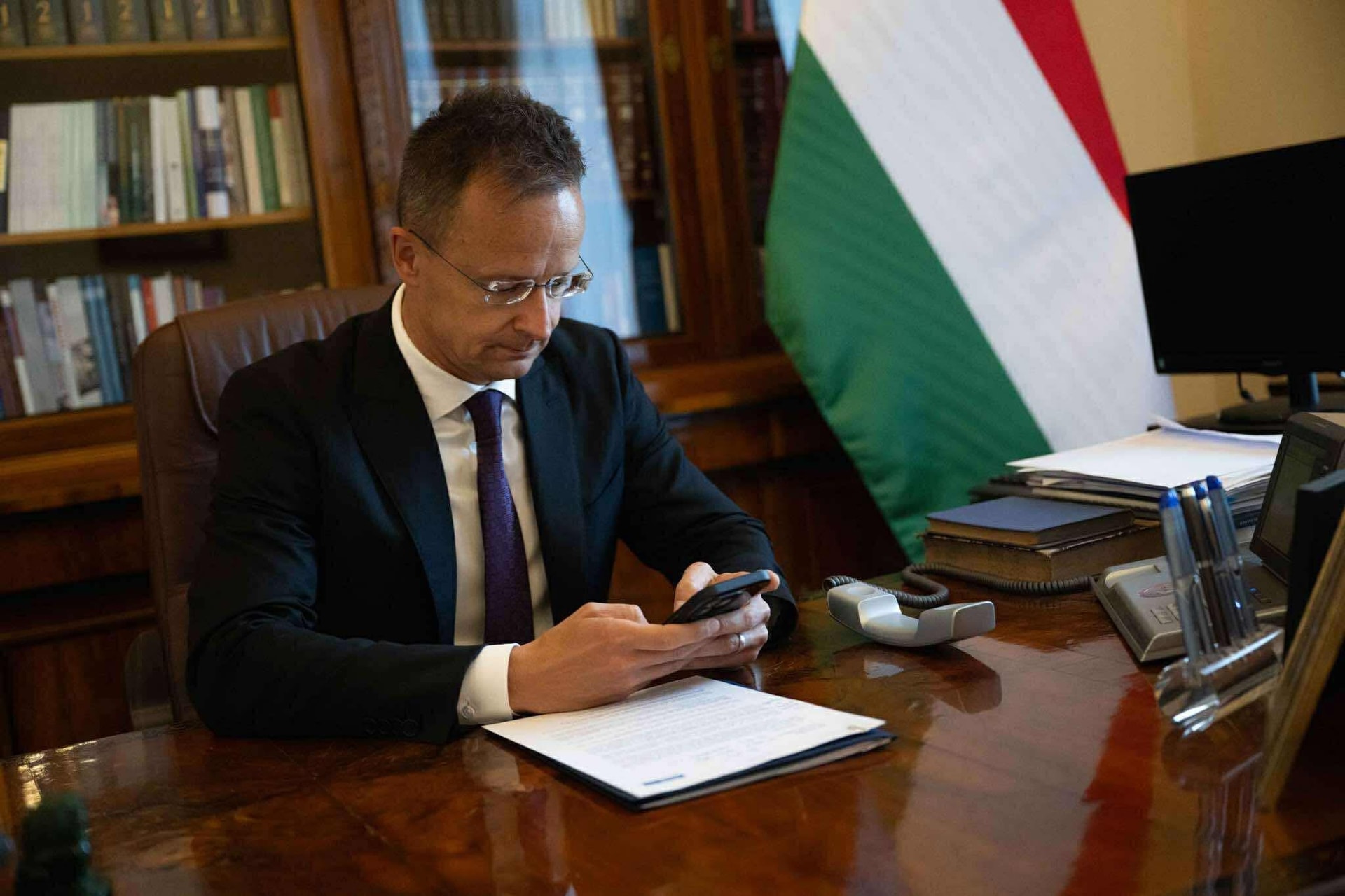 A tel-avivi és a teheráni nagykövetség is segíti a bajba jutott magyarokat