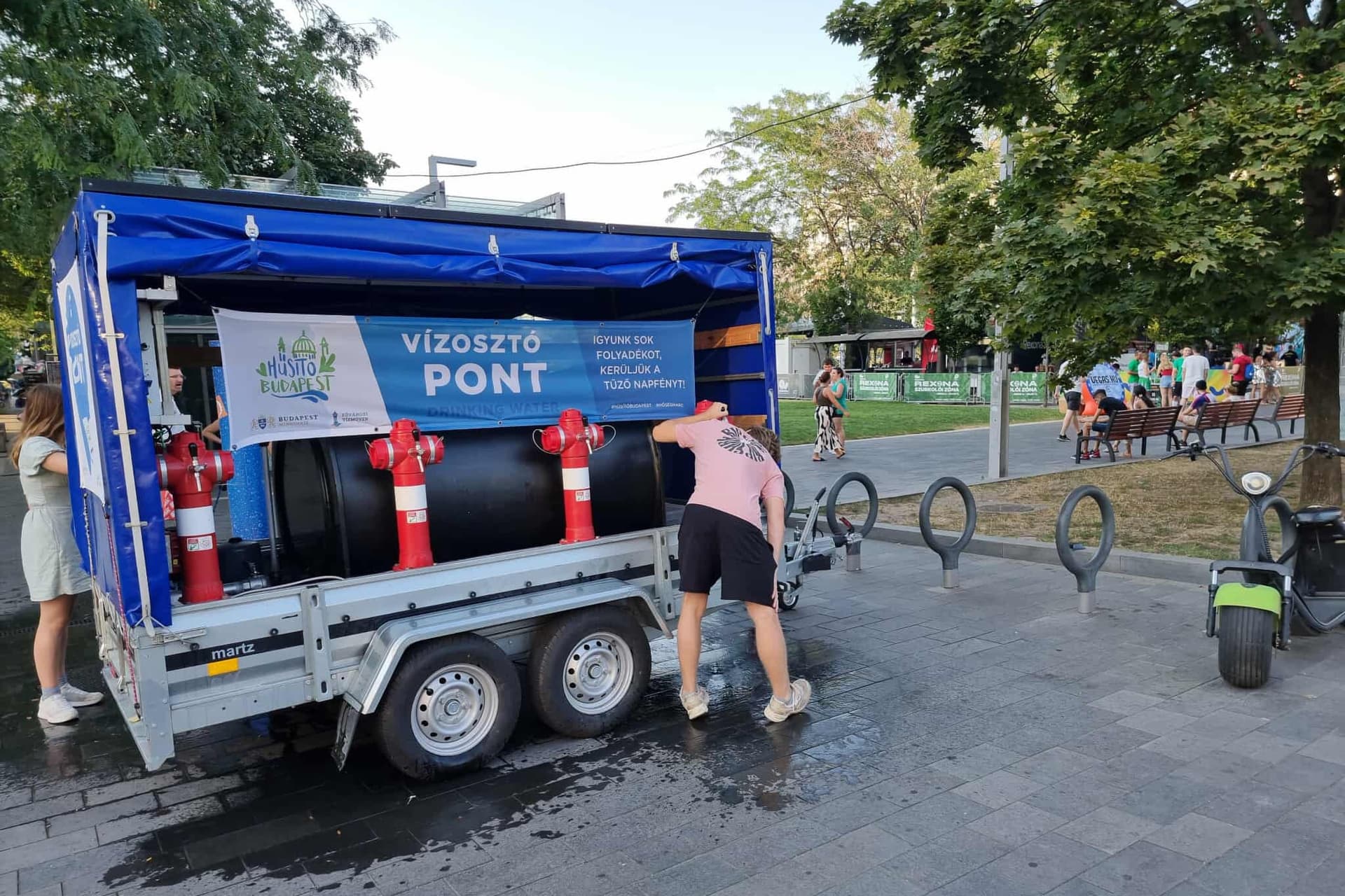A vízhiányos pismányi utcák lakói használhatják a V8 Uszoda zuhanyzóit