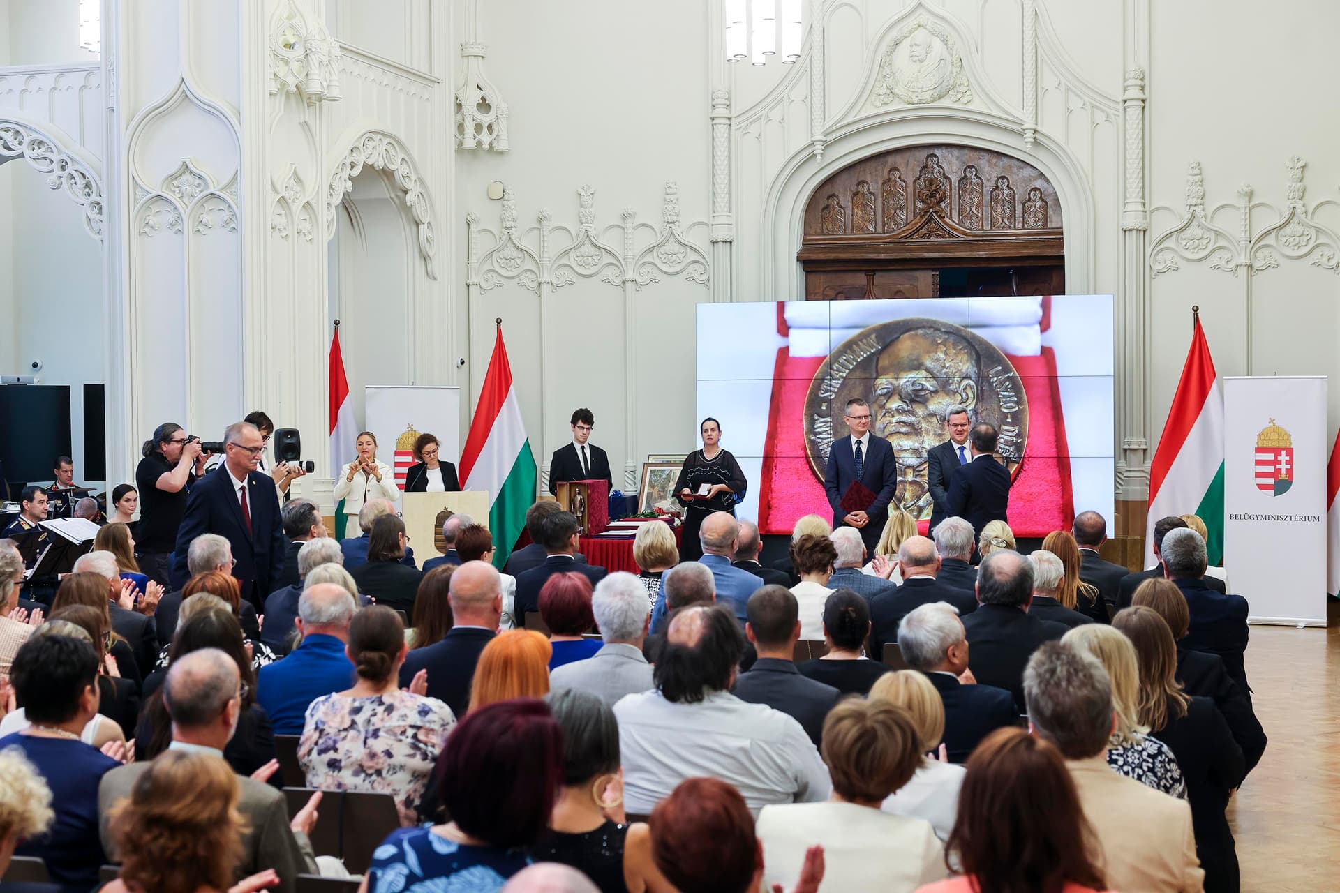 Az orvosok, ápolók munkája példaértékű szolgálat