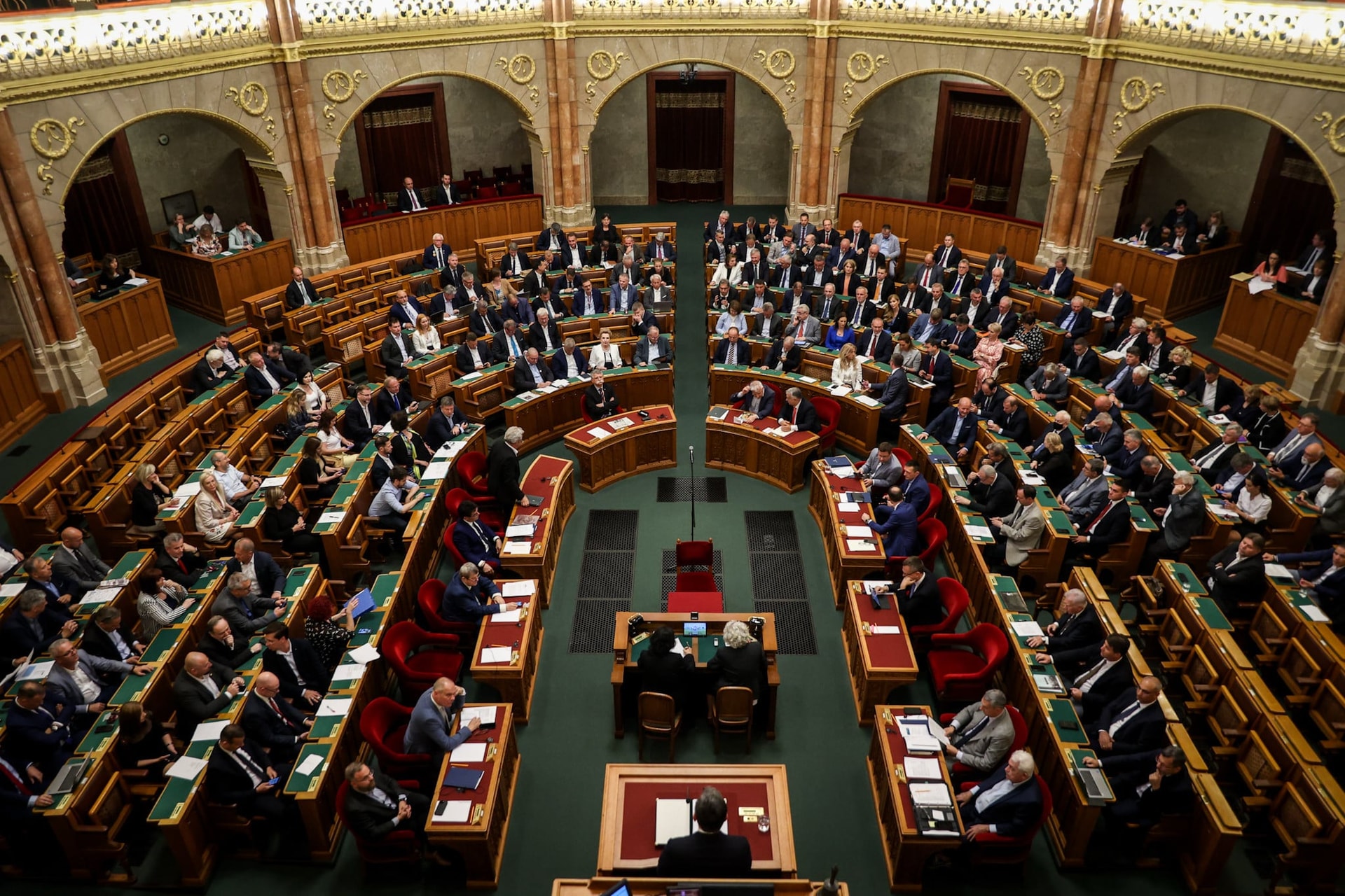 Országgyűlés előtt a digitális eszközök káros hatásai