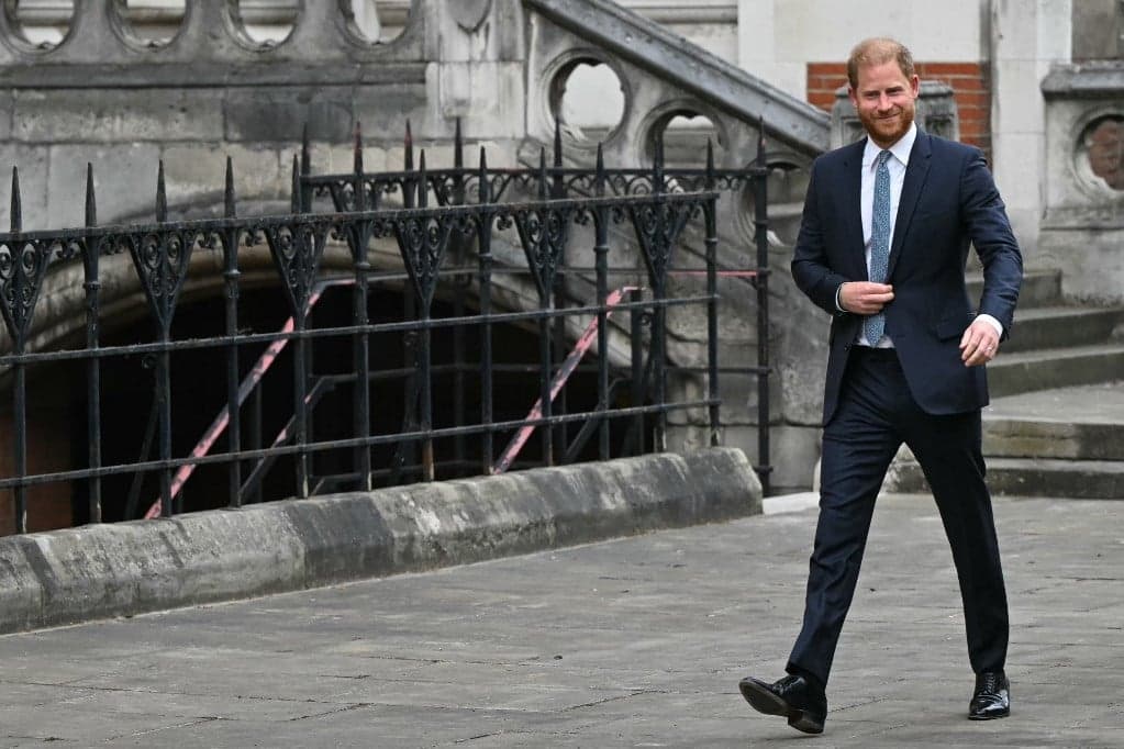 Harry herceg hazautazik Angliába