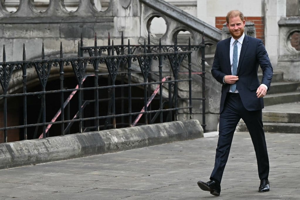 Harry herceg hazautazik Angliába