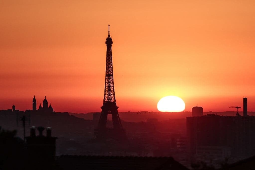 Erőszak az Eiffel-torony lábánál
