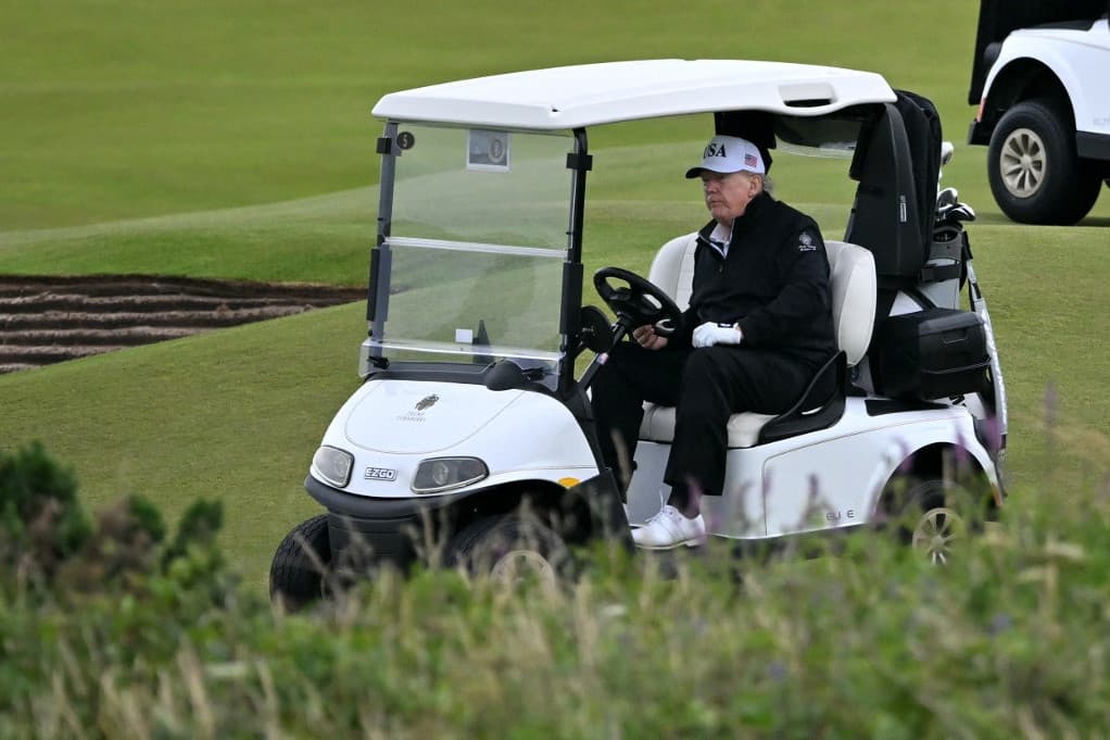 Trump követi a pápát