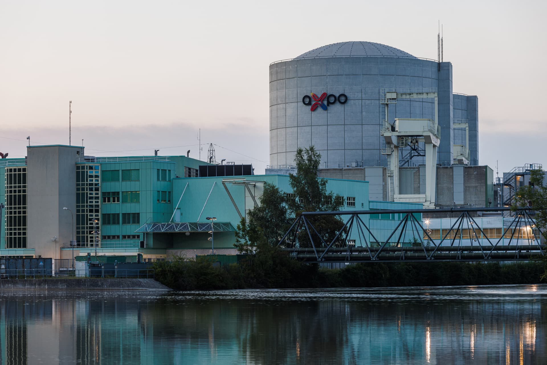 Svájcban a hőség miatt leállítottak egy atomerőművet
