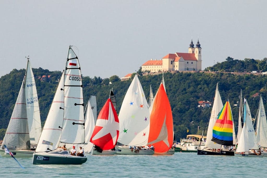 Gyenge szélben, hőségben rajtolhat a Kékszalag