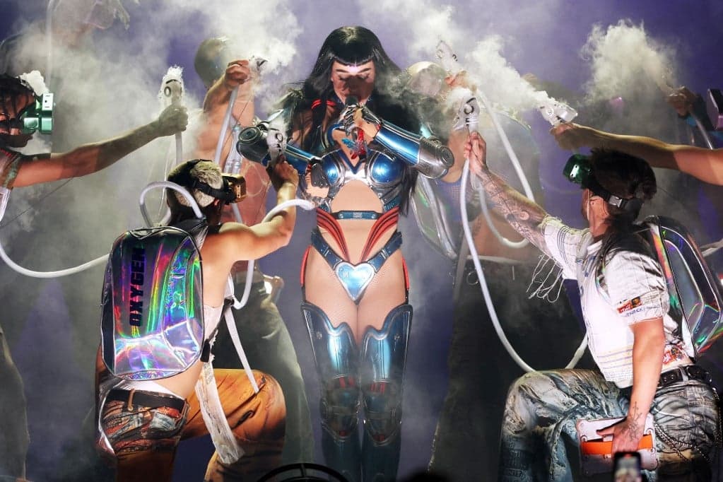 Katy Perry csak hajszál híján kerülte el, hogy lezuhanjon a levegőből San Franciscóban - Videón a drámai pillanat