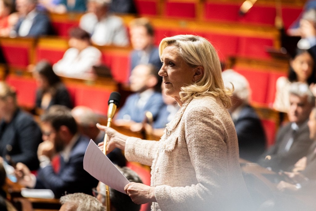 Le Pen Macronhoz fordult a francia miniszterelnök lemondása után