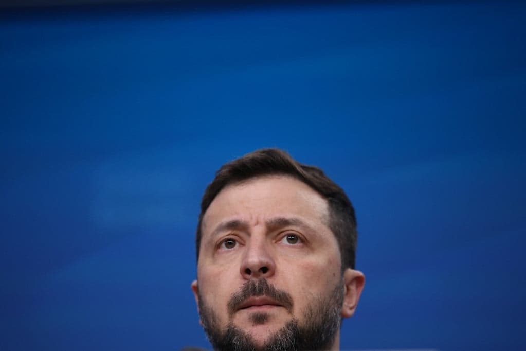Alacsonyan szállnak a katonák és a kormánytagok Zelenszkij körül