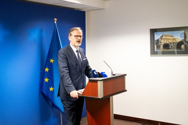 A cseh kormányfő egy negatív forgatókönyvre figyelmeztet