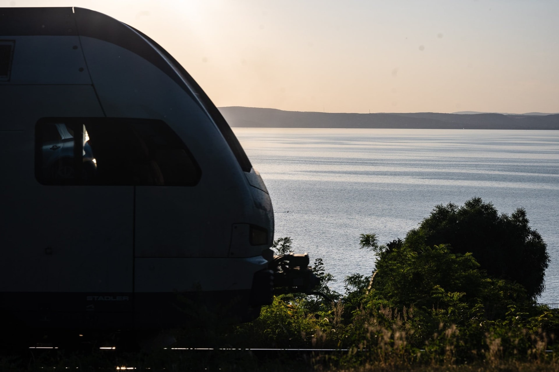 Az utószezonban is sűrűbben indulnak a vonatok a Balaton felé