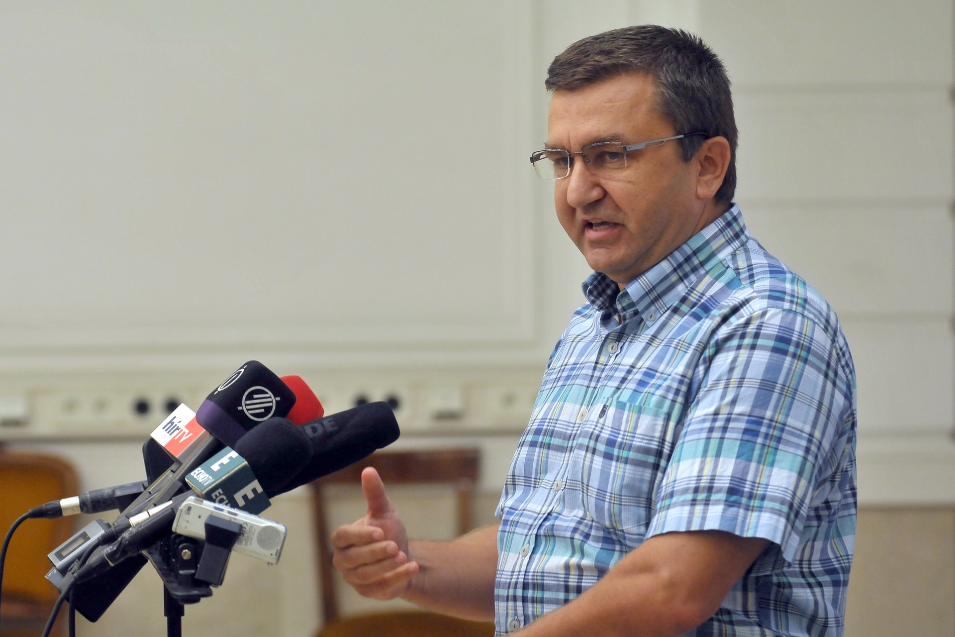 A kormány megvédi a béremeléseket