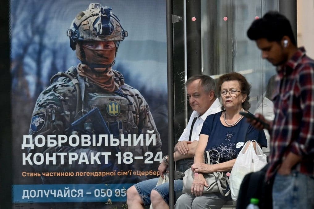 Fejvesztve menekülnek a fiatal férfiak Ukrajnából