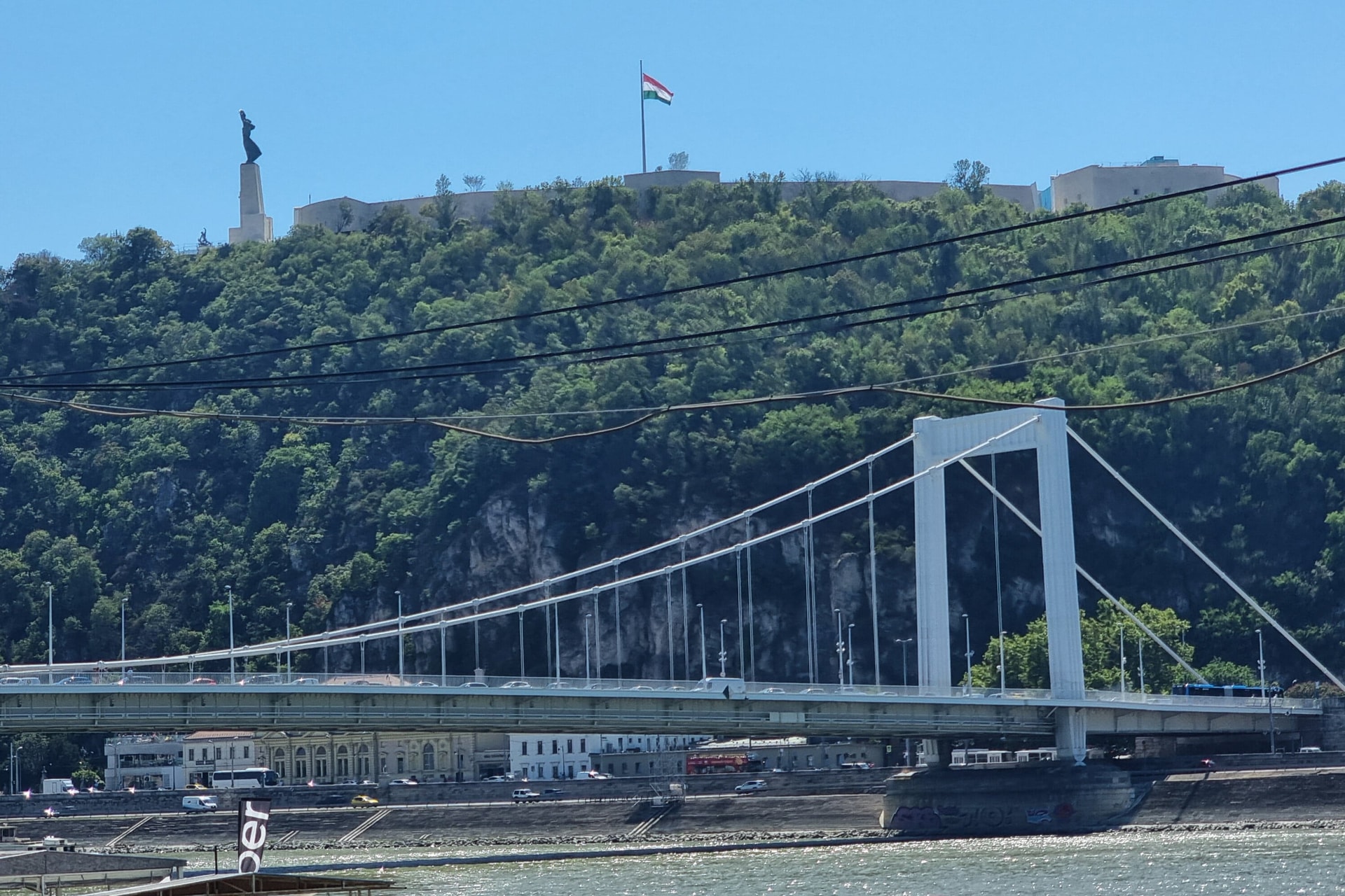 A hétvégén mossák az Erzsébet hidat