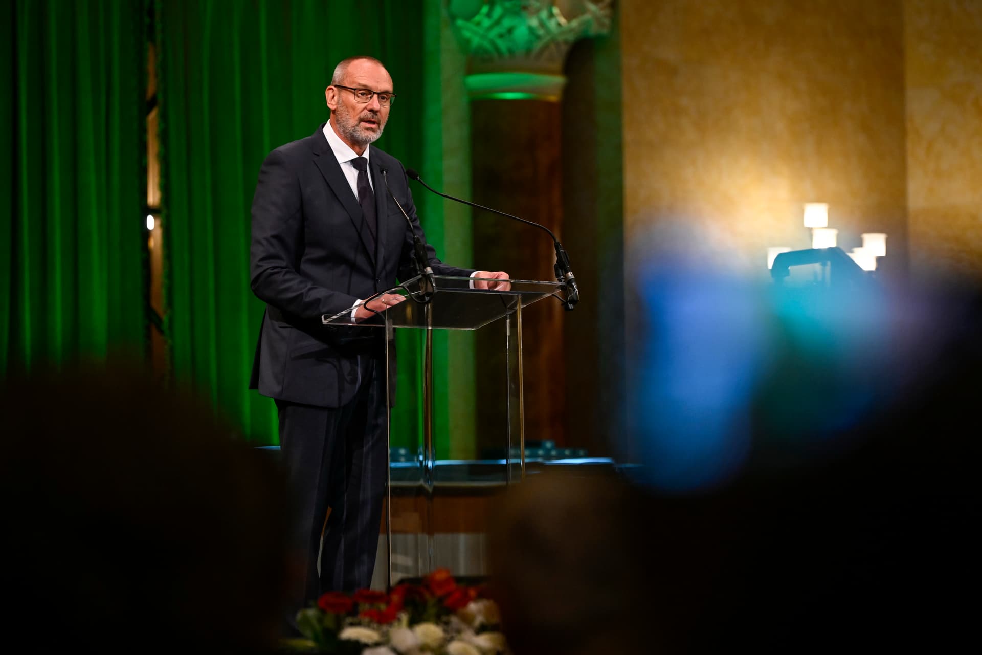 Zsigó Róbert állami kitüntetéseket és művészeti díjakat adott át
