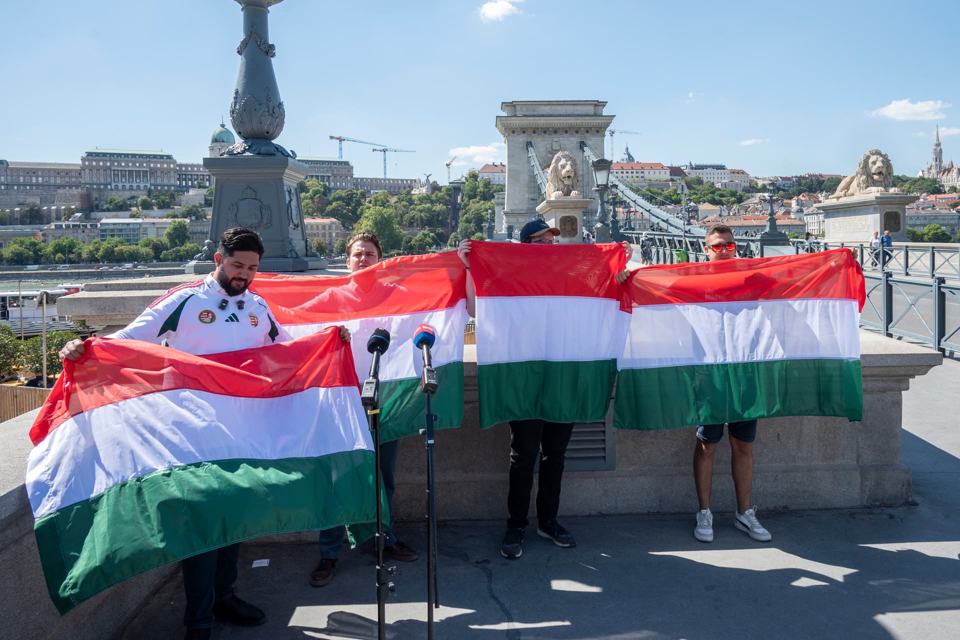Karácsony Gergely ukrán színekbe öltöztette a Lánchidat