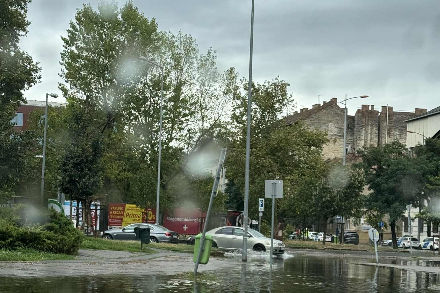 Elakadt járművek, pincékbe ömlő víz, megadta magát az elemeknek a főváros + Videó
