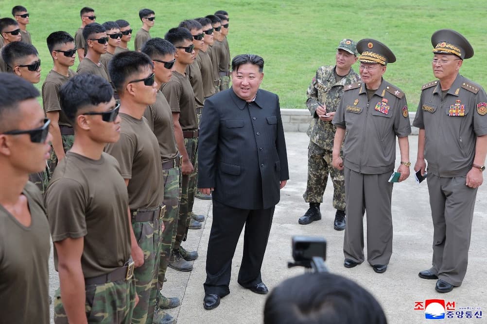 Észak-Koreában filmen mutatták be a koreai katonák kurszki régióban elkövetett hőstetteiről