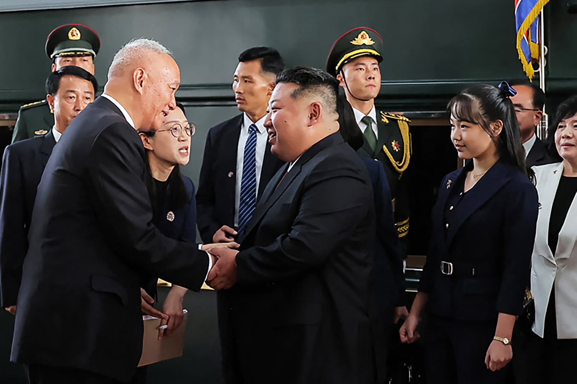 Buszméretű drónok: Észak-Korea erődemonstrációt tartott