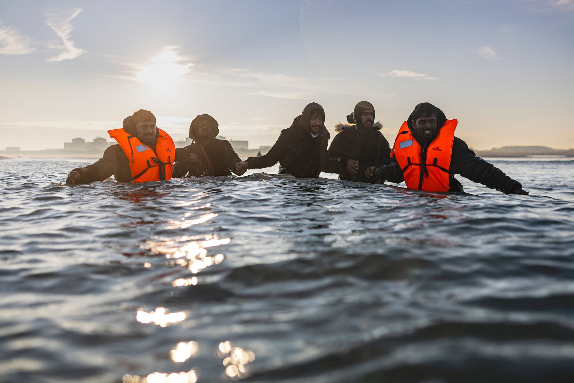 Kigyulladt egy bárka a La Manche csatornán