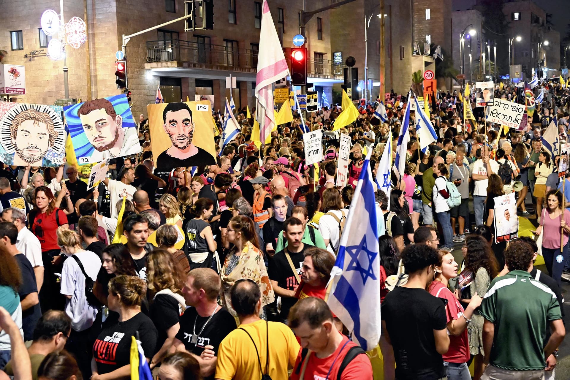 Az izrael túszok rokonai tűzszüneti tárgyalásokat követelnek