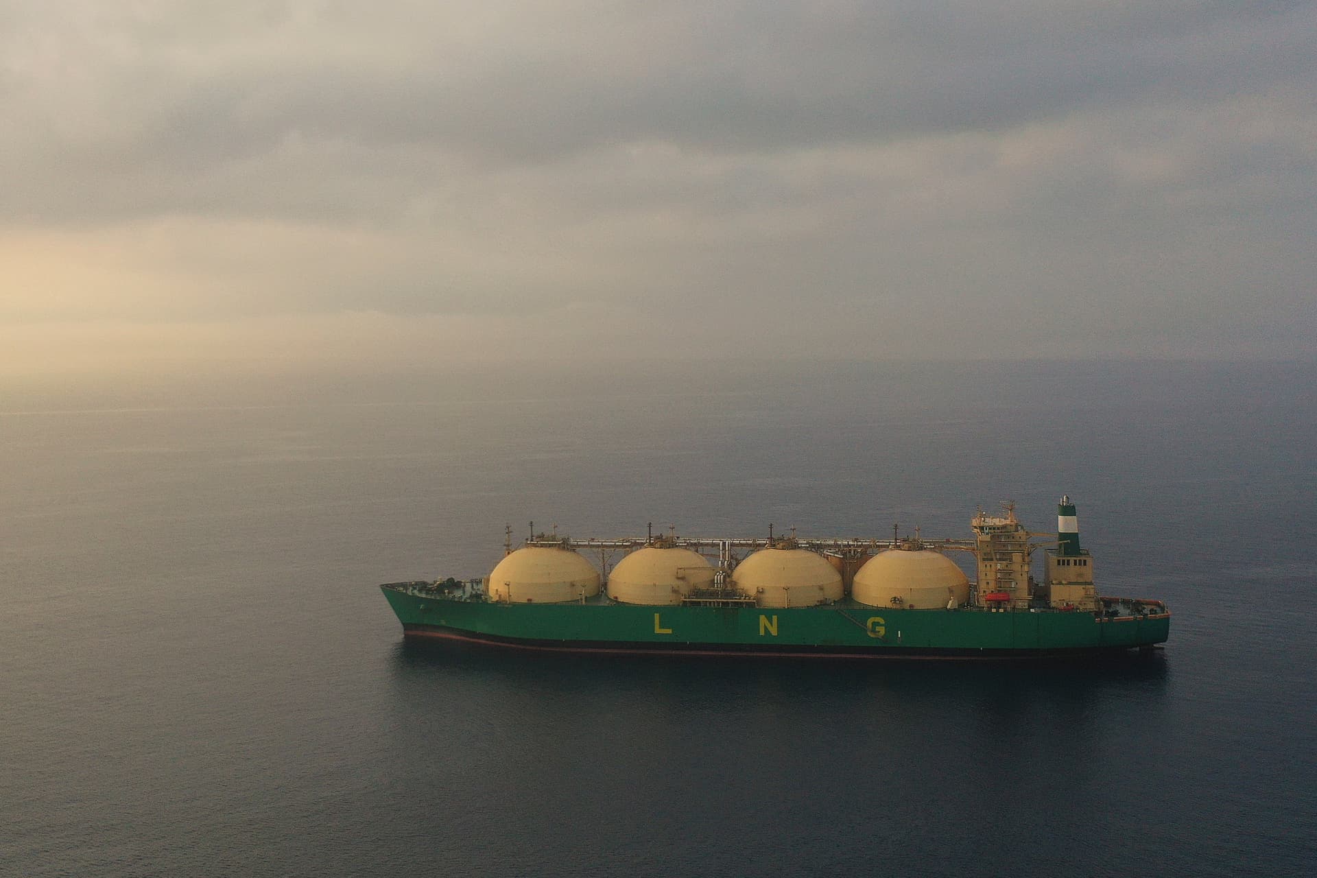 Betiltja az orosz LNG-szállításokhoz kapcsolódó szolgáltatásokat az Egyesült Királyság