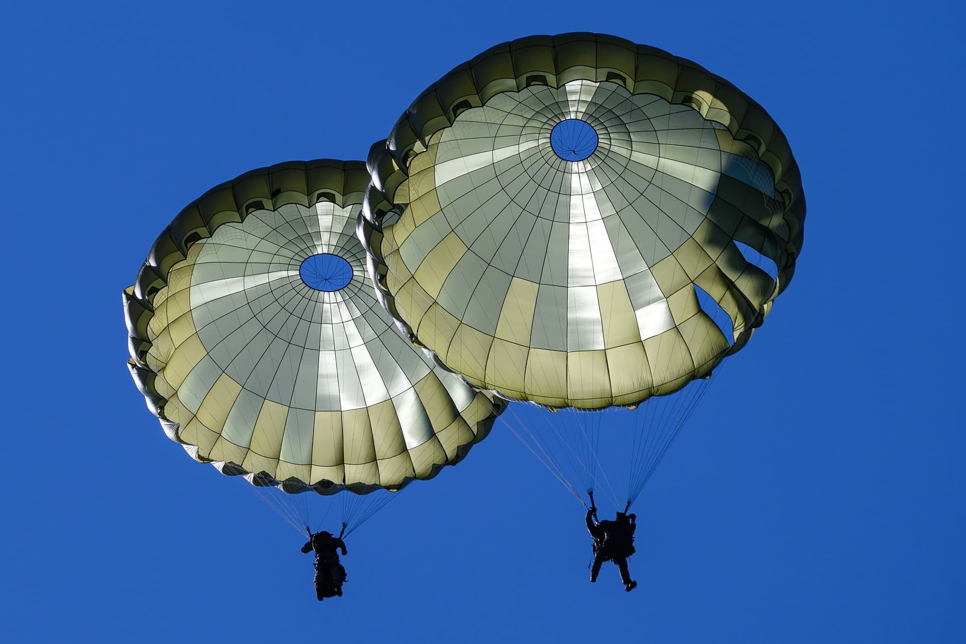 Ejtőernyős gyakorlattal folytatódott az Adaptive Hussars 2025