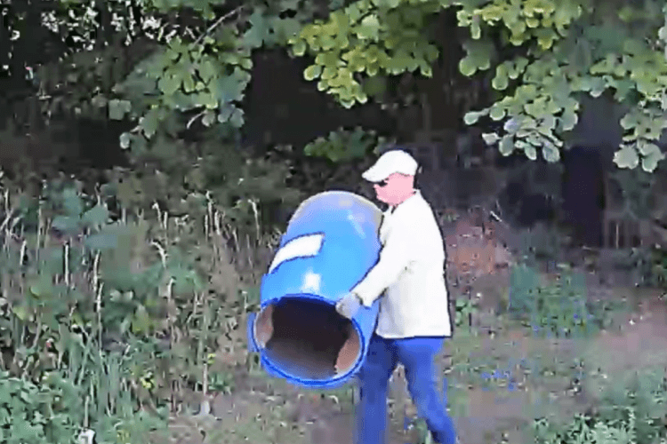 Múanyag hordón próbáltak bejutni egy lakásba a győri tolvajok