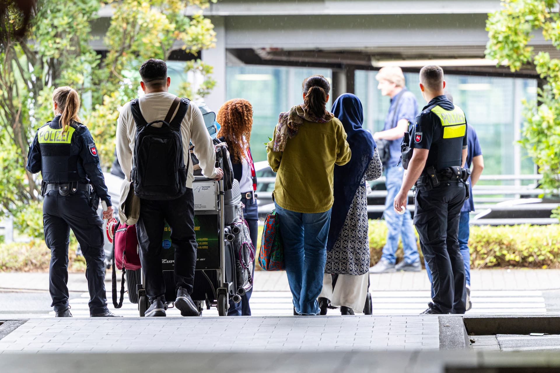 Titokban újabb afgánokat hoztak Németországba