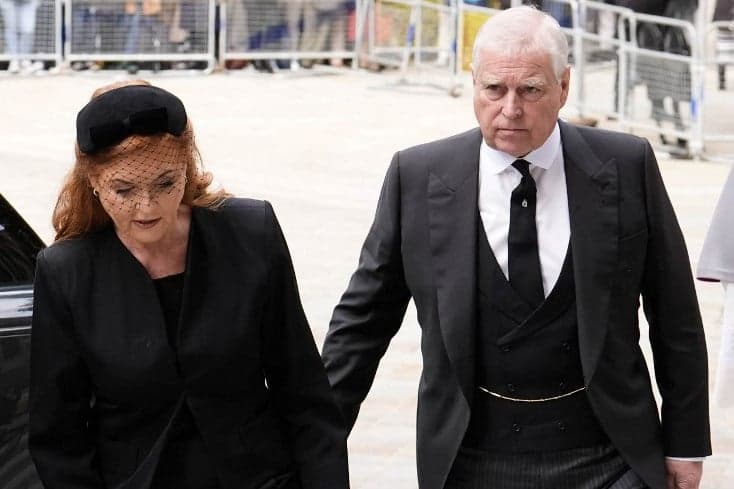 Sarah Ferguson tétlenül állt a kegyvesztett András herceg előtt