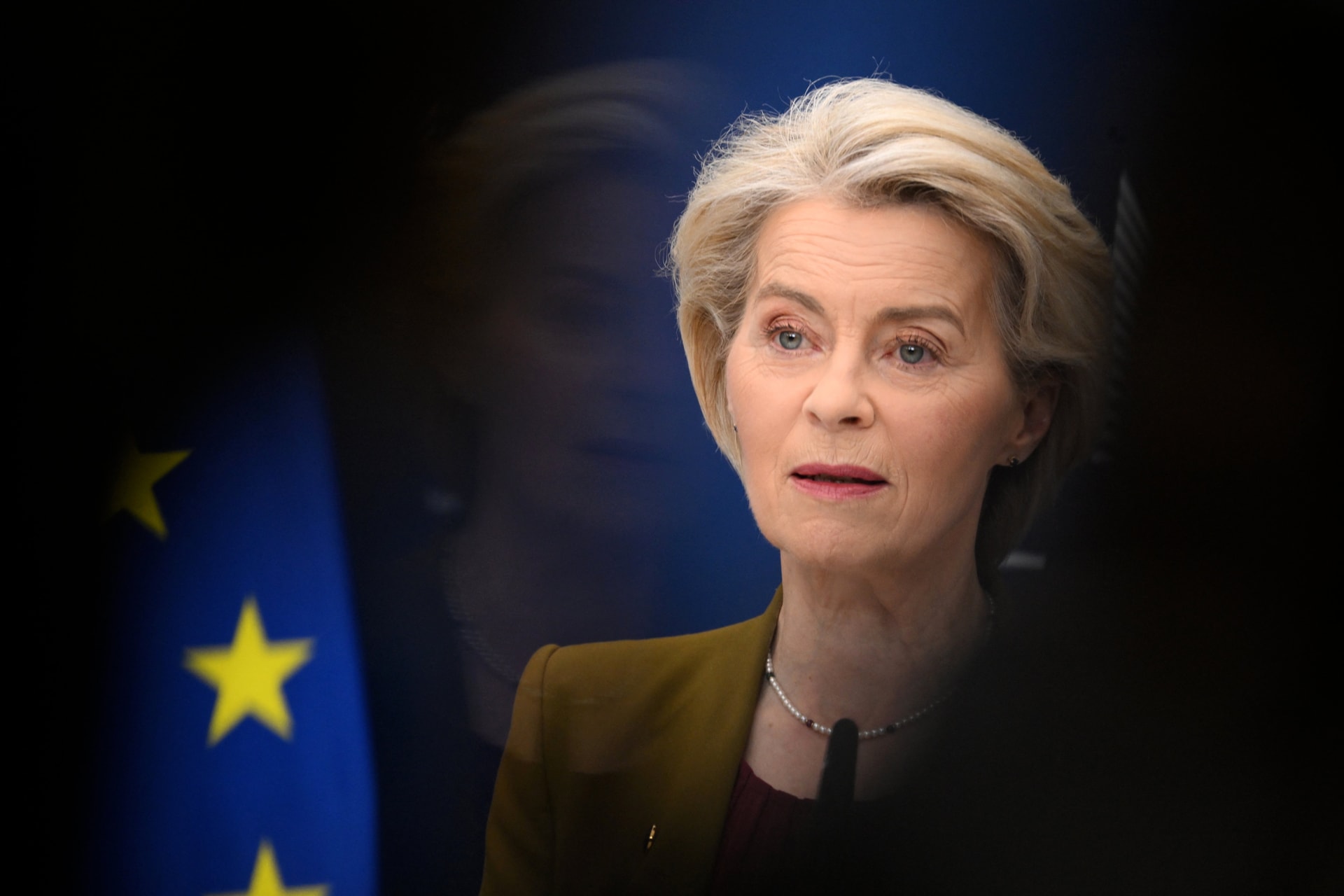Egyre gyanúsabb Von der Leyen viselkedése