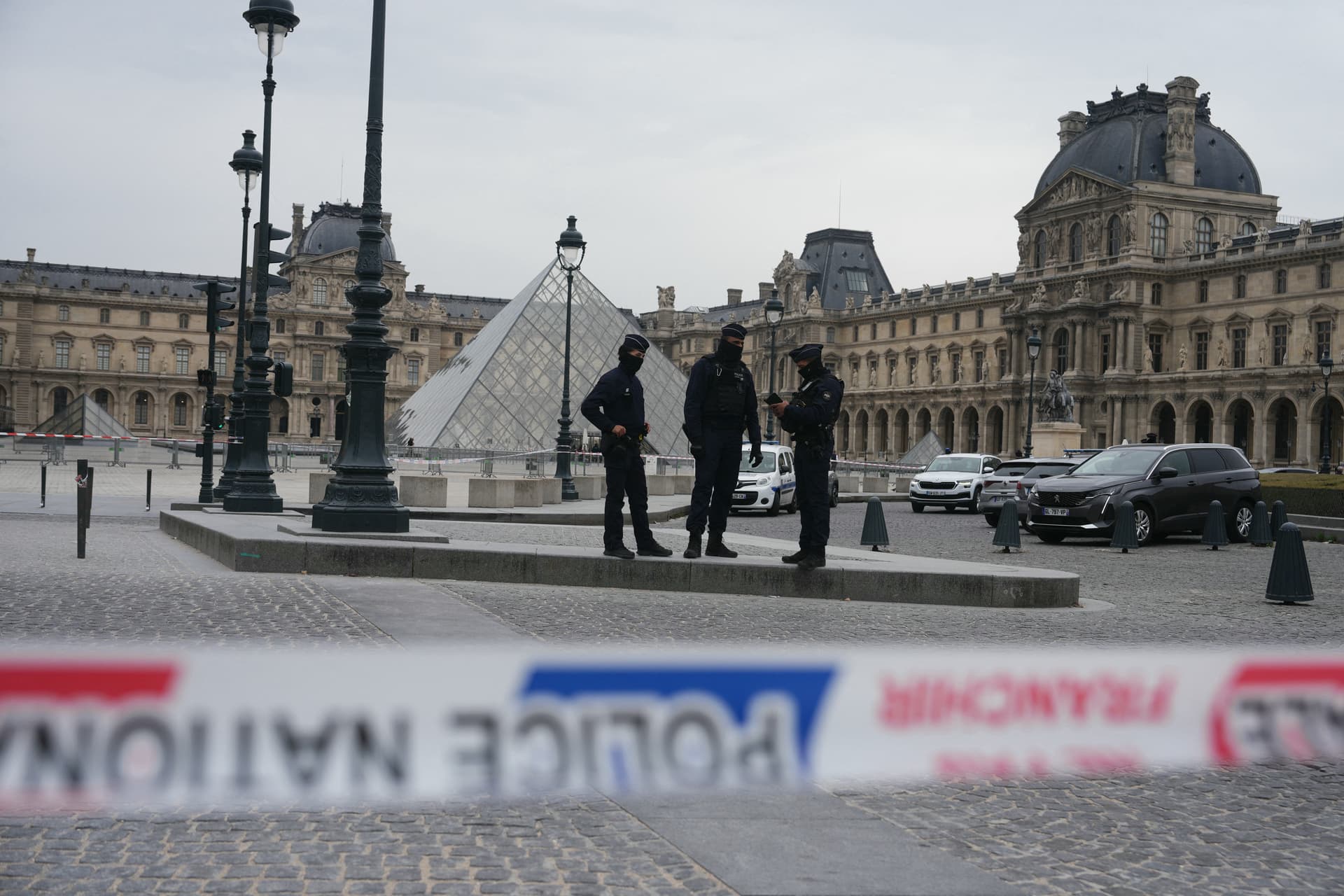 Letartóztatták a Louvre-rablás két gyanúsítottját