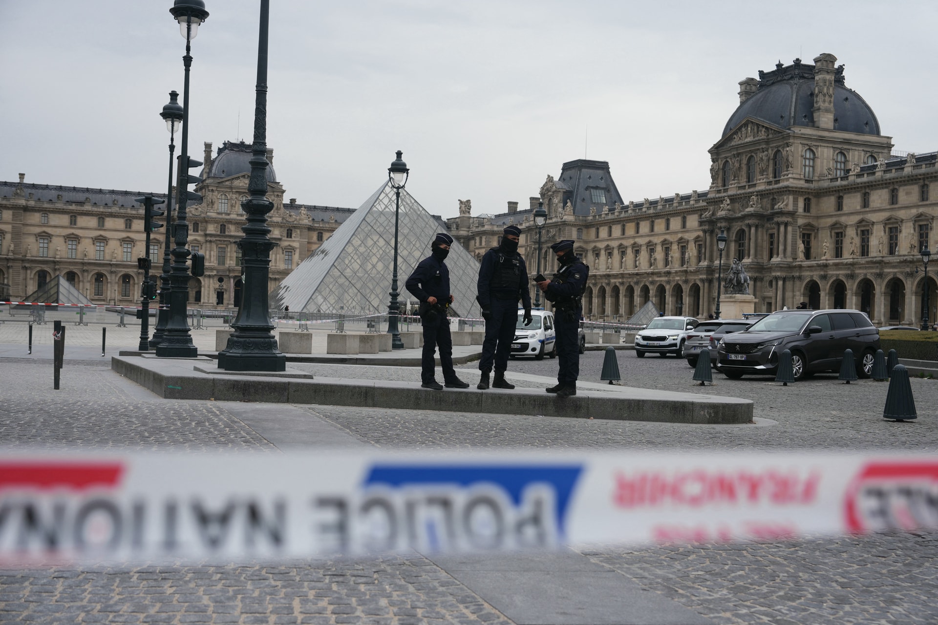 Letartóztatták a Louvre-rablás két gyanúsítottját