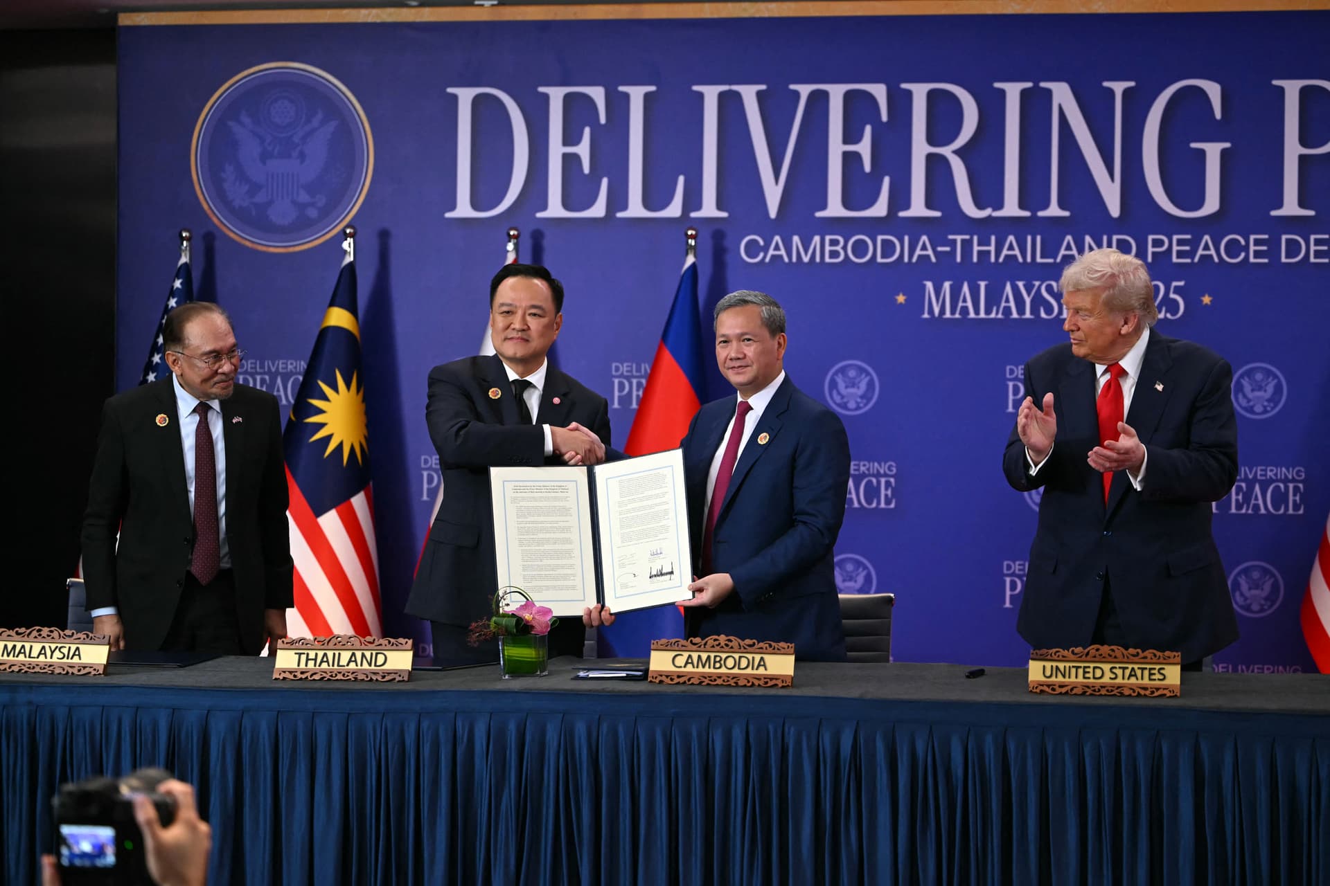 Tűzszüneti megállapodást írtak alá Donald Trump jelenlétében