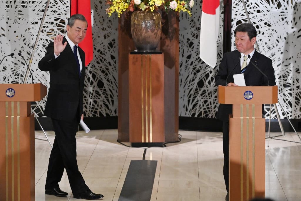 A kínai külügyminiszter a kétoldalú kapcsolatok javítását szorgalmazta az új japán kormánynál