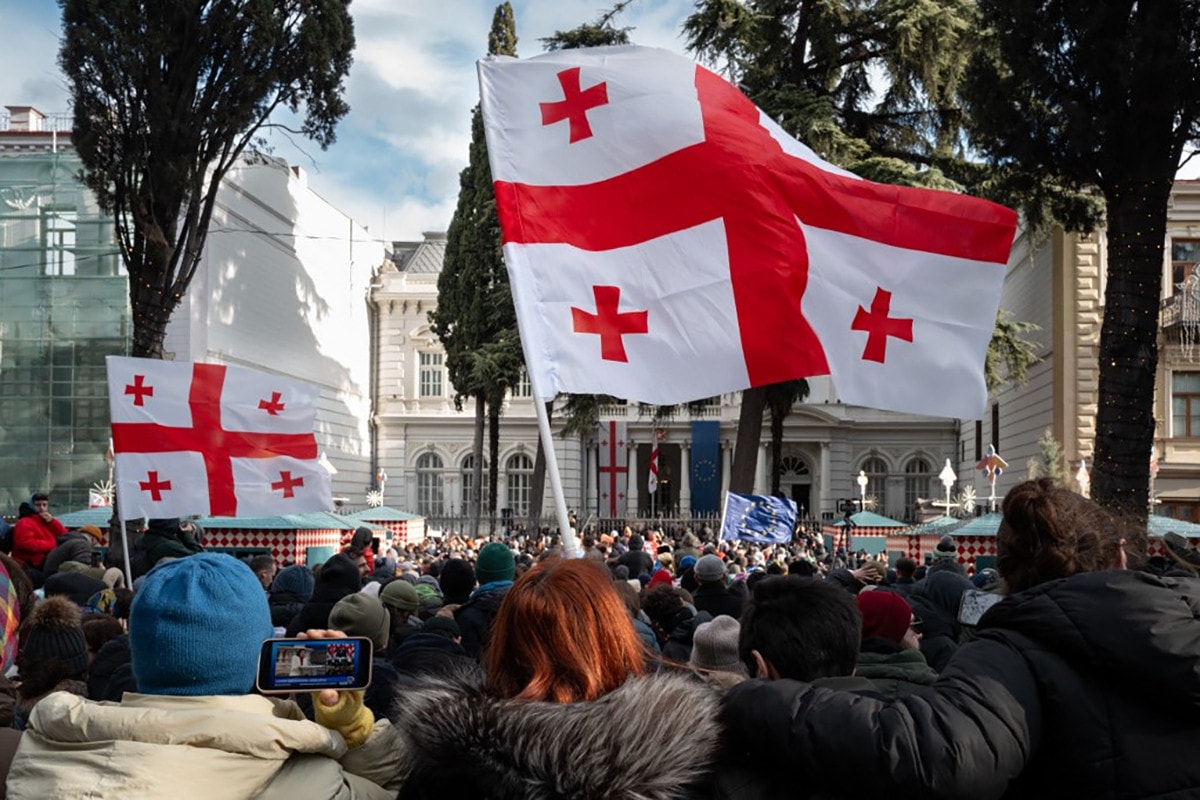 Georgiában a rendőrség vízágyút is bevetett az elnöki palotánál tüntetők ellen