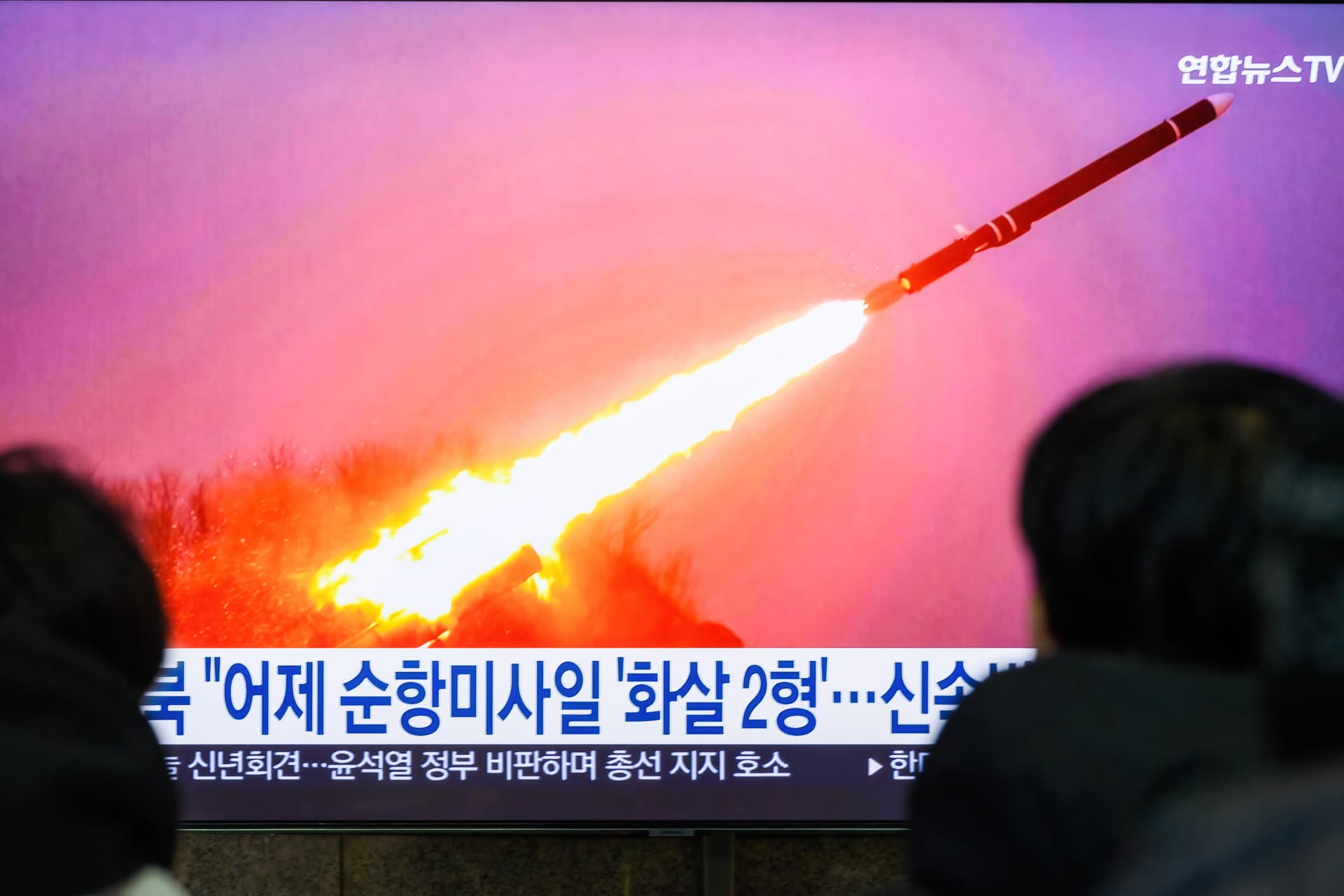 Észak-Korea cirkálórakétákat lőtt ki, Trump Dél-Koreába érkezésekor