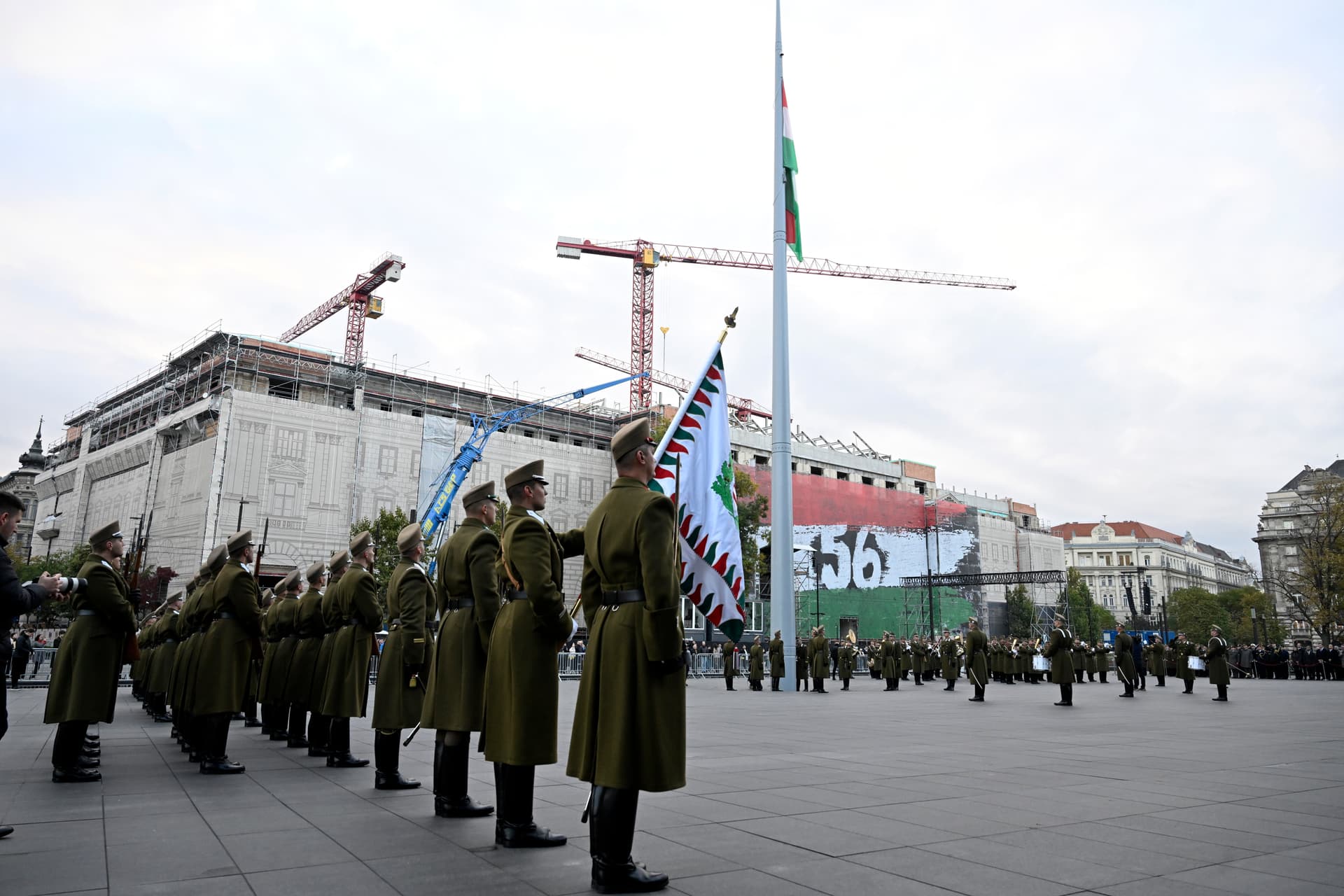Felvonták a nemzeti lobogót
