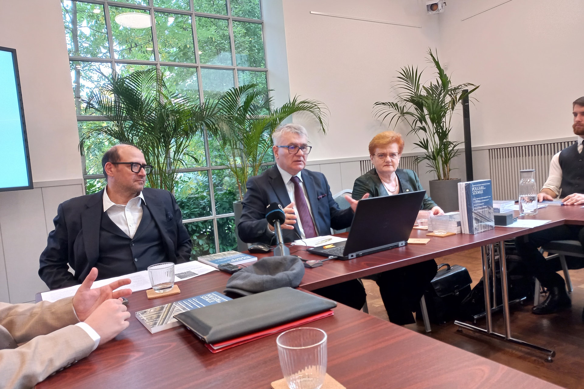 Alaptörvény-ellenesen működik az MTA?