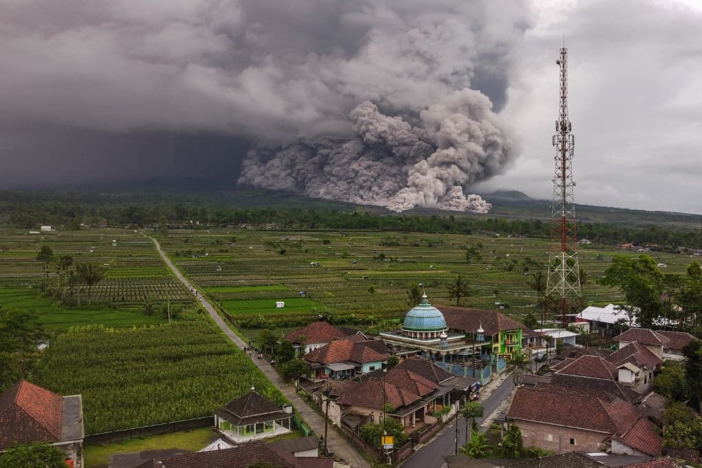 A Semeru vulkán kitörése megrengette Indonéziát