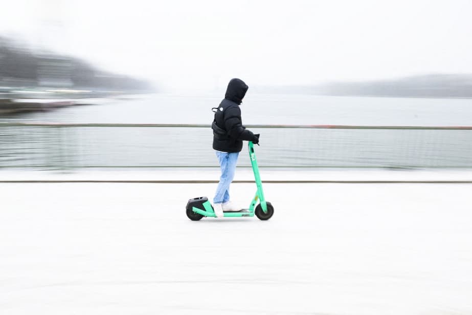 Görögországban eltiltják a 17 év alatti fiatalokat az elektromos rollerezéstől
