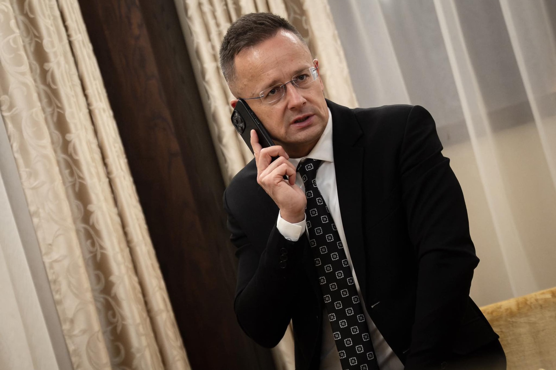 Szijjártó Péter a napirendi pontokról nyilatkozott