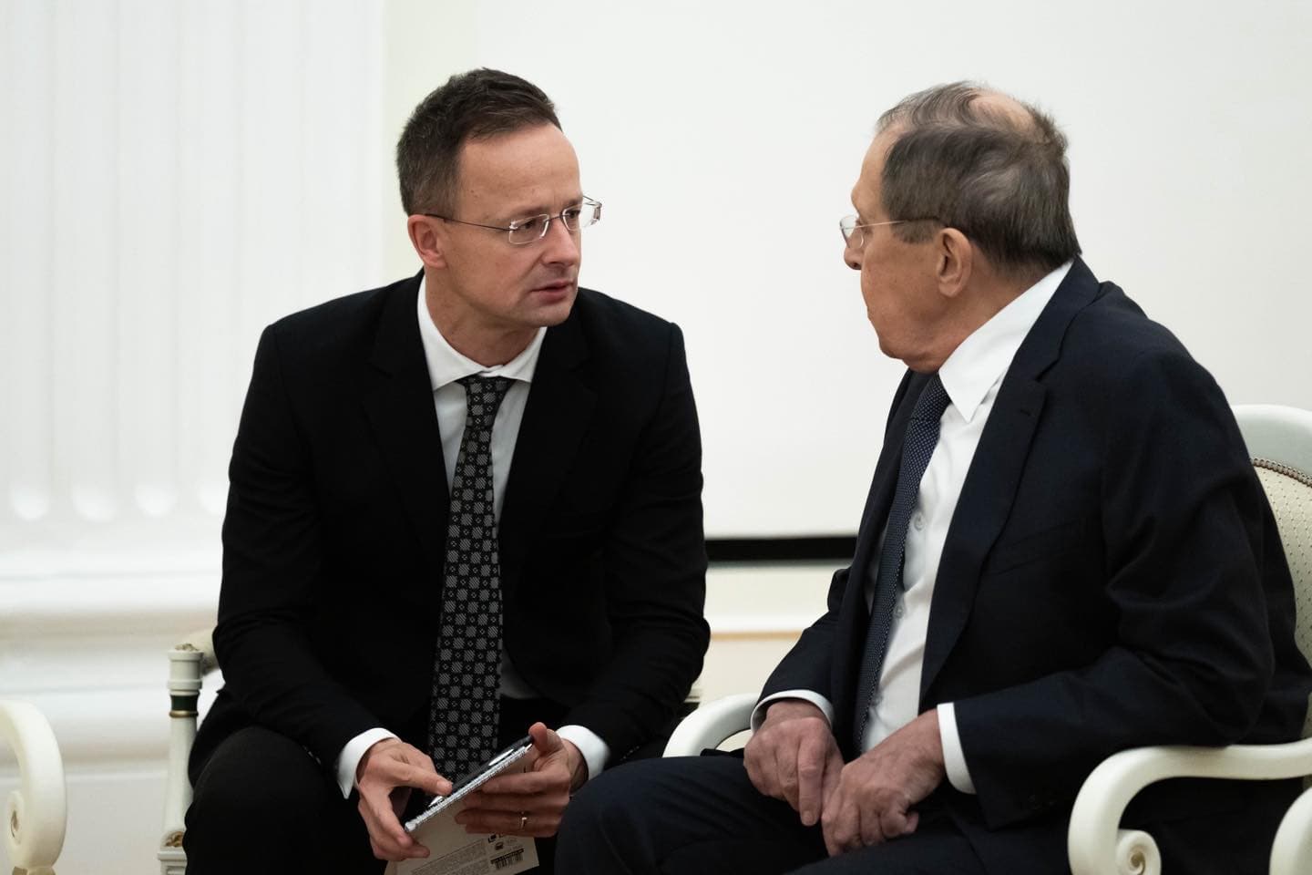 Sokat mondó pillanat Szijjártó Péter és Lavrov között