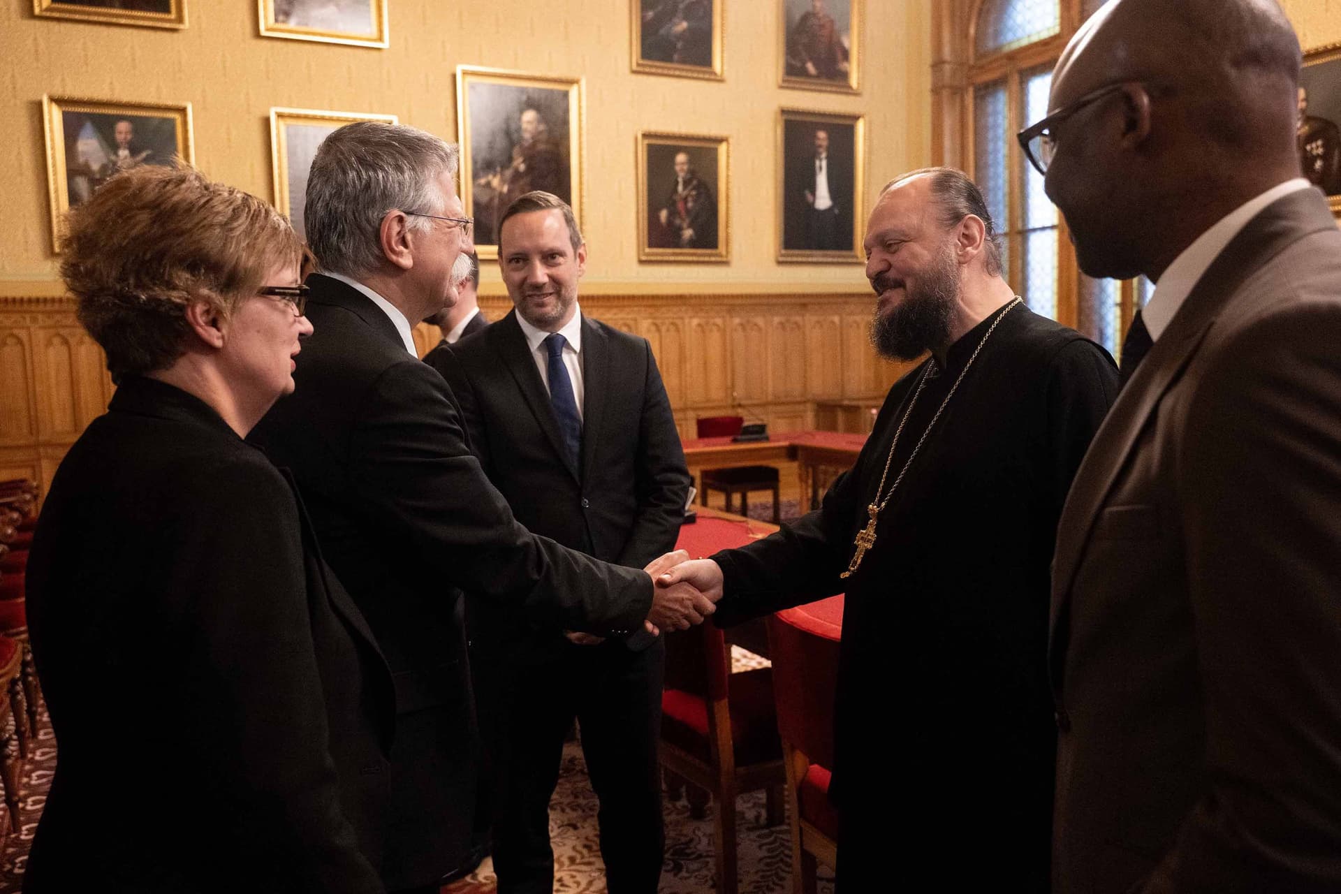 Kövér László az Országházban két egyházi vezetővel találkozott