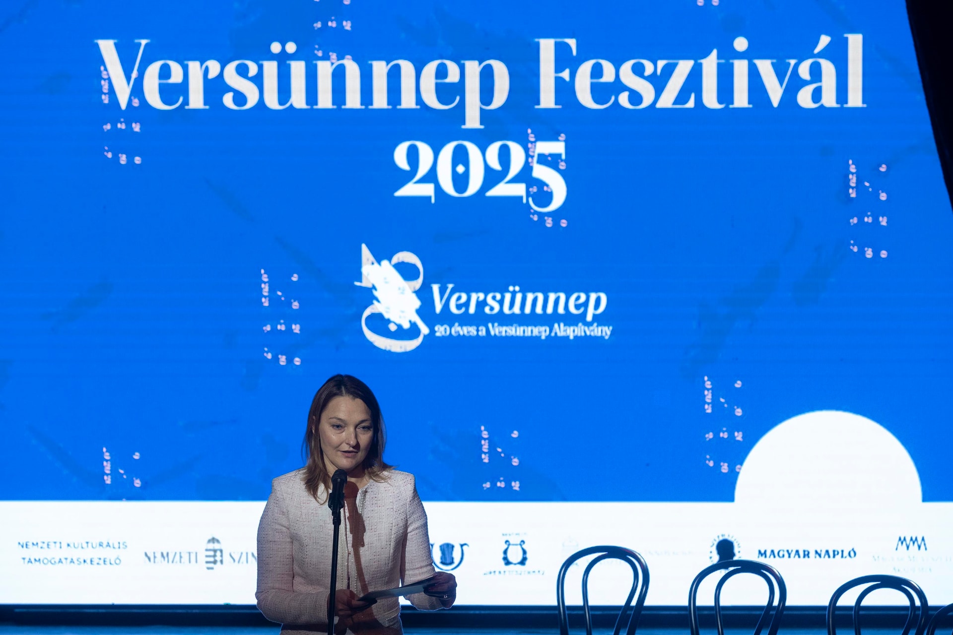 A versek észrevétlenül vannak jelen életünkben