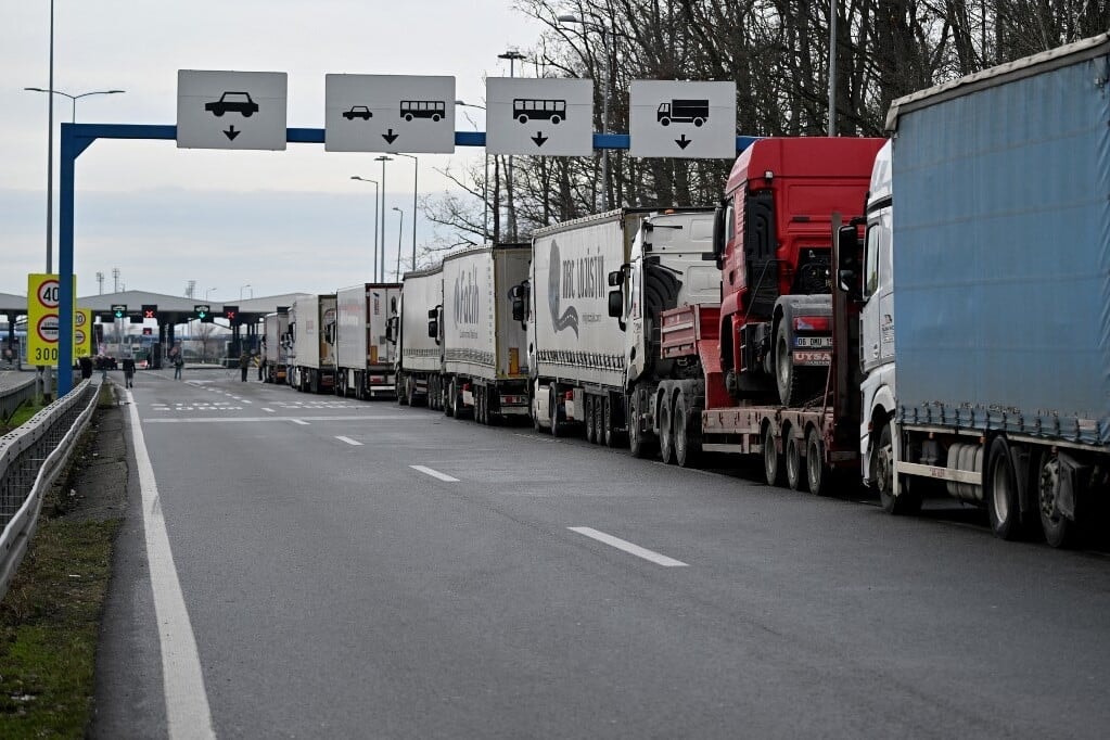 TikTokot nézett vezetés közben, halálos tömegbalesetet okozott egy kamionsofőr