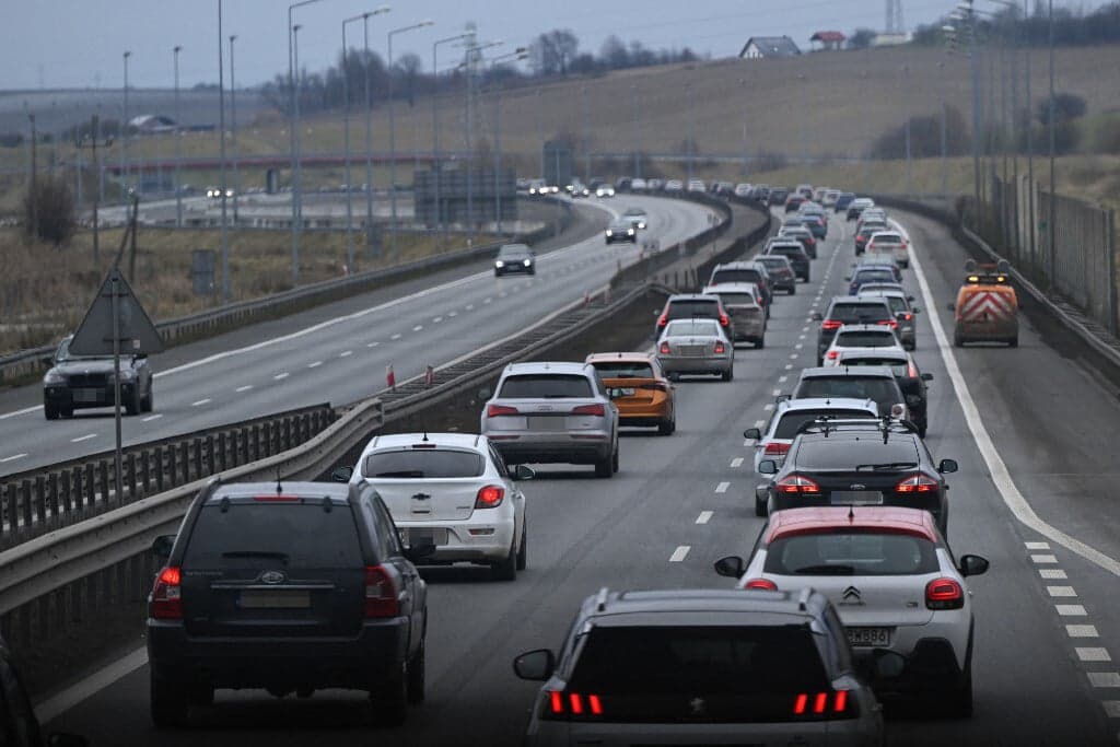 Lezárták az M6-ost egy kigyulladt gépkocsi miatt Szekszárdnál