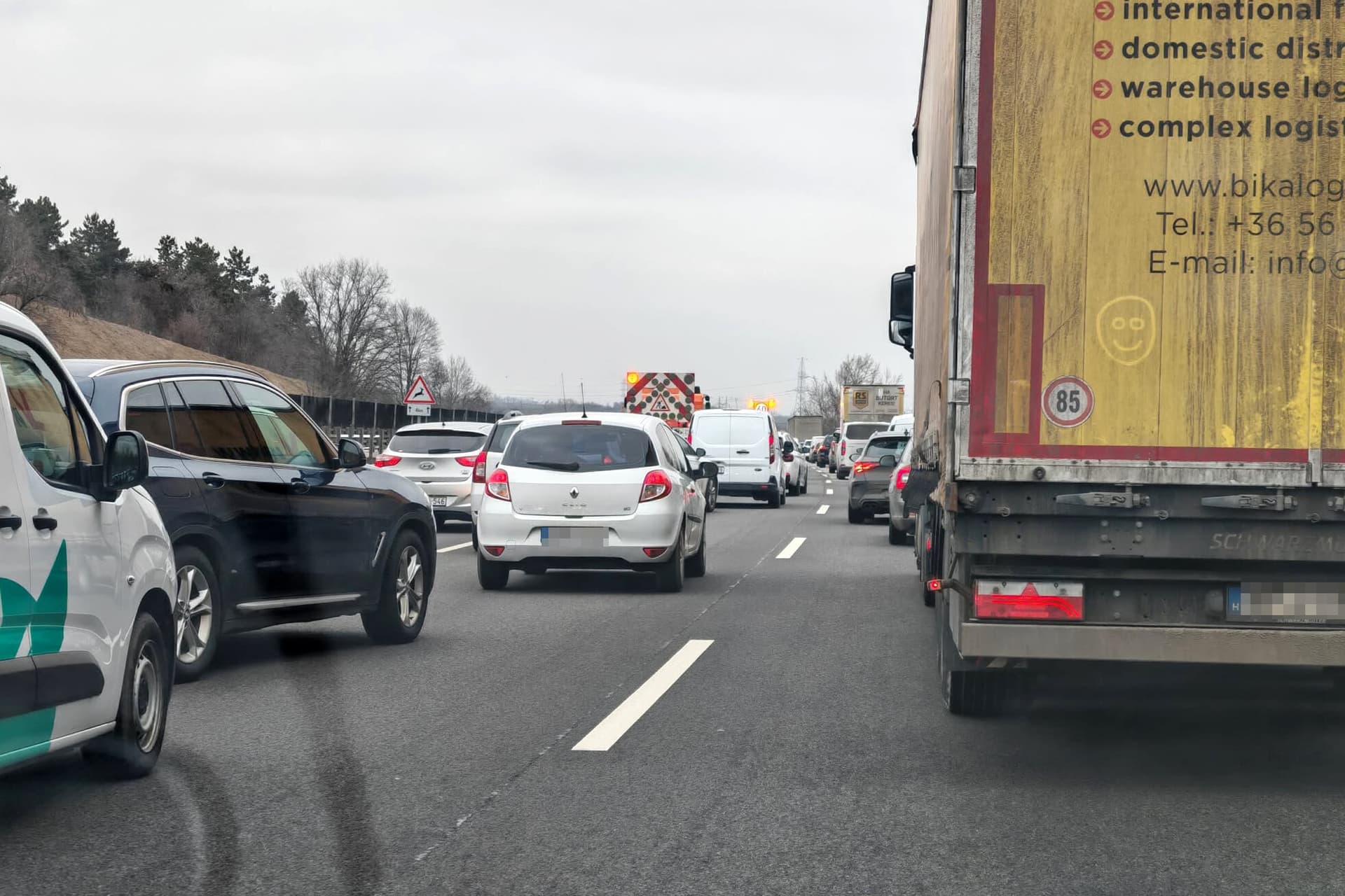 Autószállító borult fel az M0-áson, négy kilométeres a torlódás