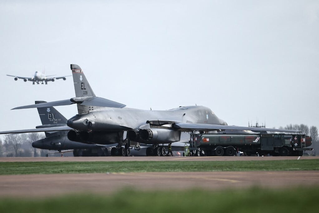 Kivonta összes bombázóját az angliai Fairford támaszpontról az amerikai légierő